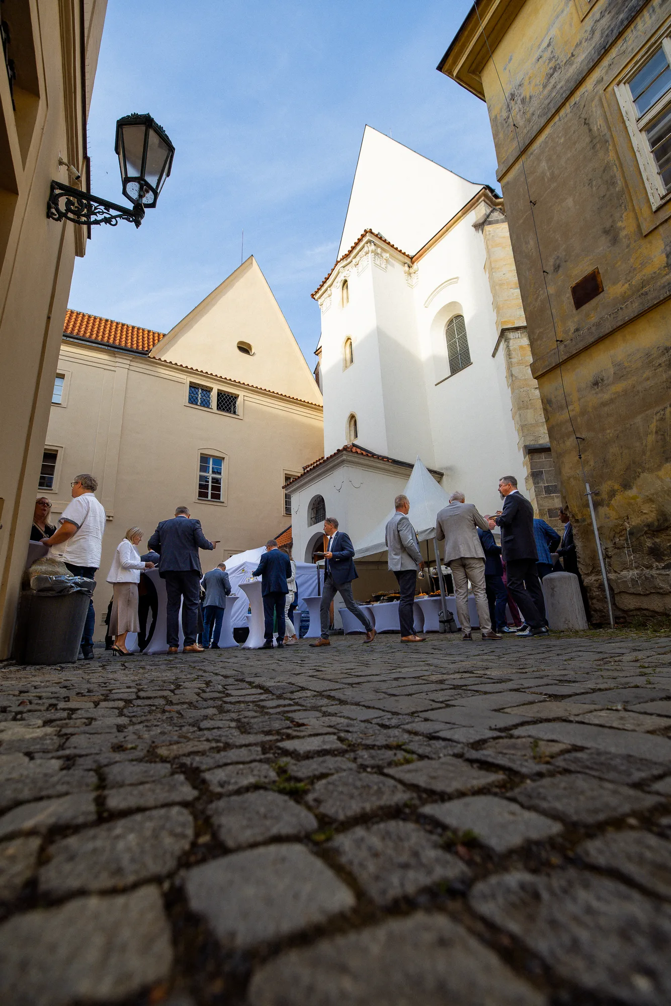 Hosté konference na nádvoří Kostela Pražské křižovatky